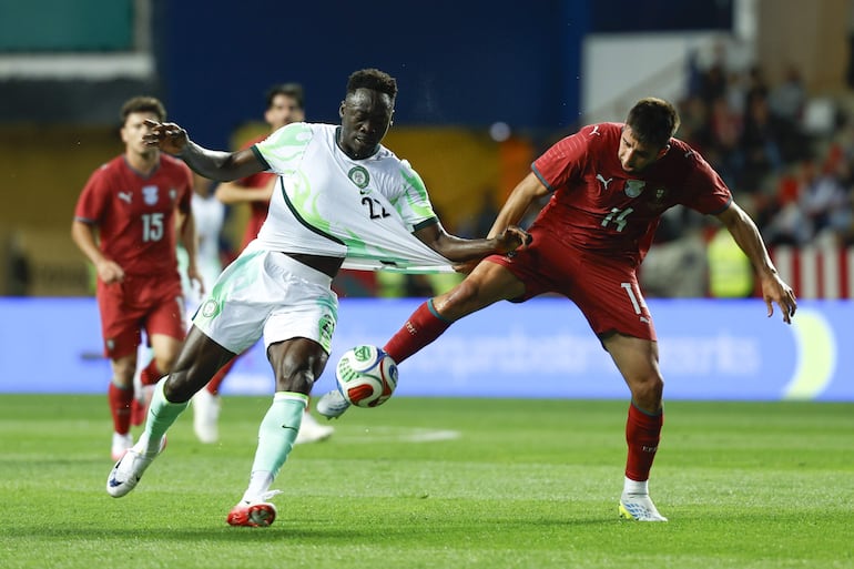 Gonçalo Inácio (d) de Portugal y Akor Adams de Nigeria en acción durante el partido de fútbol amistoso internacional entre Portugal y Nigeria en Leiria, Portugal.