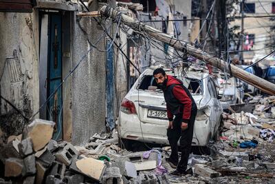 Un hombre entre los escombros en una zona de Rafah, en el sur de la Franja de Gaza, luego de un bombardeo israelí este viernes.