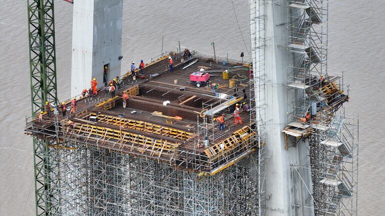 La obra avanza en una fase crucial, que consiste en la construcción de las dovelas, utilizando un sistema de voladizos sucesivos con carros de avance.