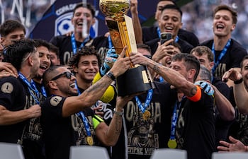 El capitán franjeado, Richard Ortiz levanta el trofeo de campeón del torneo Apertura 2026, junto con el uruguayo, Alejandro Silva.