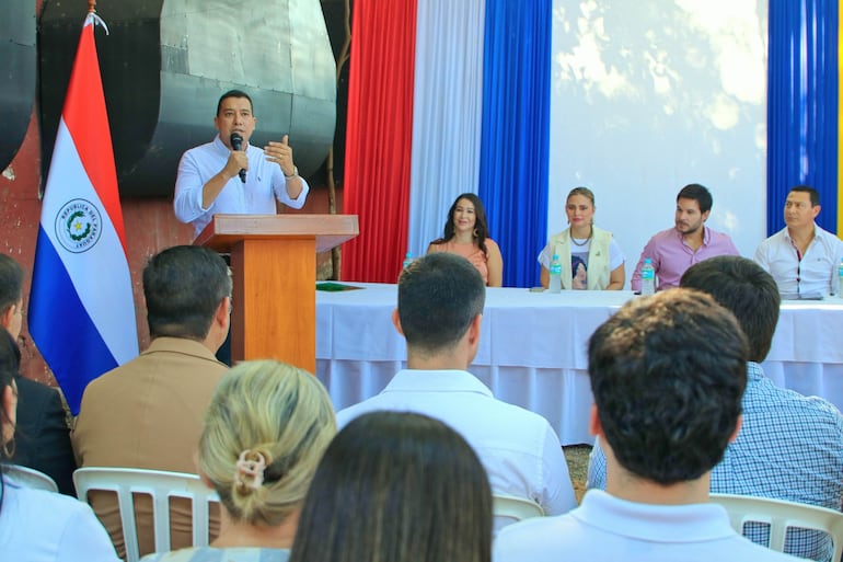 Diego Candia haciendo proselitismo durante la inauguración de obras en la Codeni de Luque.