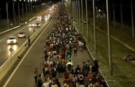 Intenso movimiento de peregrinos en la madrugada de este lunes rumbo a Caacupé.