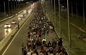 Intenso movimiento de peregrinos en la madrugada de este lunes rumbo a Caacupé.