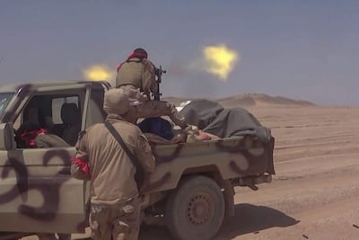 Captura de video que muestra a combatientes aliados del Gobierno yemení en combate con rebeldes hutíes.