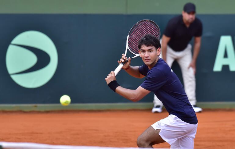 Alex Santino Nuñez debutó en la Copa Davis por Paraguay enfrentando a Pakistán y logrando su primer triunfo.
