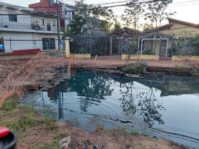 Excavaciones en barrio San Pablo quedaron abandonadas y se formaron lagunas en los pozos abiertos.