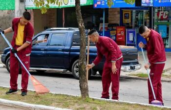 Aspirantes del Colegio de Policía fueron utilizados como barrenderos en Pilar, la ciudad del vicepresidente Pedro Alliana.