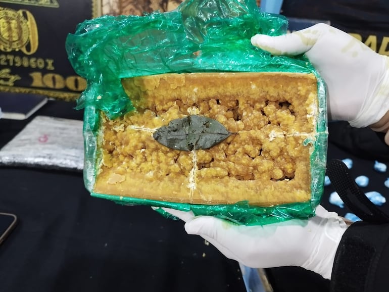Un pan de un kilo de crack encontrado en la celda vip de Rubén Rodas Portillo en la cárcel de Ciudad del Este.
