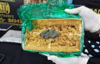 Un pan de un kilo de crack encontrado en la celda vip de Rubén Rodas Portillo en la cárcel de Ciudad del Este.