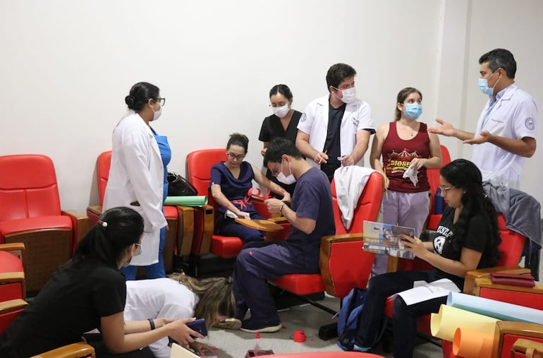 Alumnos de Medicina UNA al momento de ensayar la atención a pacientes.