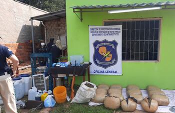 Los intervinientes encontraron 15 paquetes y una bolsa arpillera cargadas con marihuana, además de un paquete con 226 gramos de cocaína, entre otras evidencias.