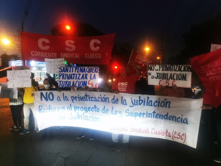 Manifestación frente a IPS contra los casos de corrupción y contra la ley de superintendencia de jubilaciones.