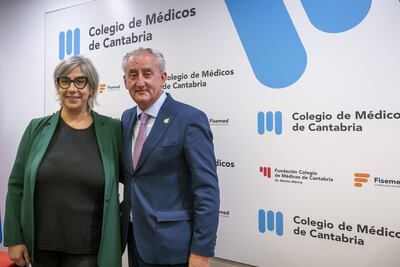 La presidenta de la Confederación Médica Latinoiberoamericana y del Caribe (Confemell), Zaida Arteta (i), y el responsable de la Organización Médica Colegial en España, Tomás Cobo (d), durante la presentación en Santander del Congreso Iberoamericano de la Profesión Médica, del que también hablará el presidente del Colegio de Médicos de Cantabria, Javier Hernández de Sande. El congreso se celebrará en Santander del 9 al 11 de mayo de 2024.