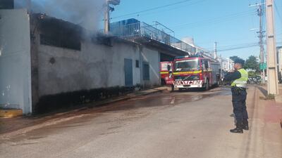 La humareda que salía de la casa de Andrés Cámpora de la ciudad de Ñemby. Hizo una fogata para hacer asado y terminó en un gran incendio.