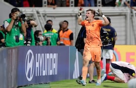 Paul Argney, arquero de Francia, celebra la clasificación de su selección.
