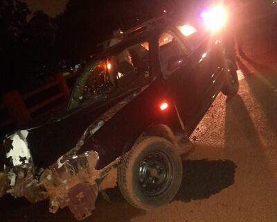 El automóvil quedó con importantes daños materiales, pero afortunadamente no cayó al río.