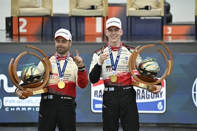 Los finlandeses Sami Pajari (d) y Marko Salminen festejan el triunfo en el Rally del Paraguay 2026.