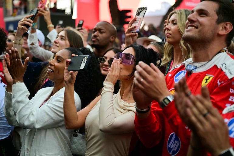 Kim Kardashian, feliz en la ceremonia del podio en el Gran Premio de Fórmula 1 de Mónaco. (Andrej ISAKOVIC / AFP)