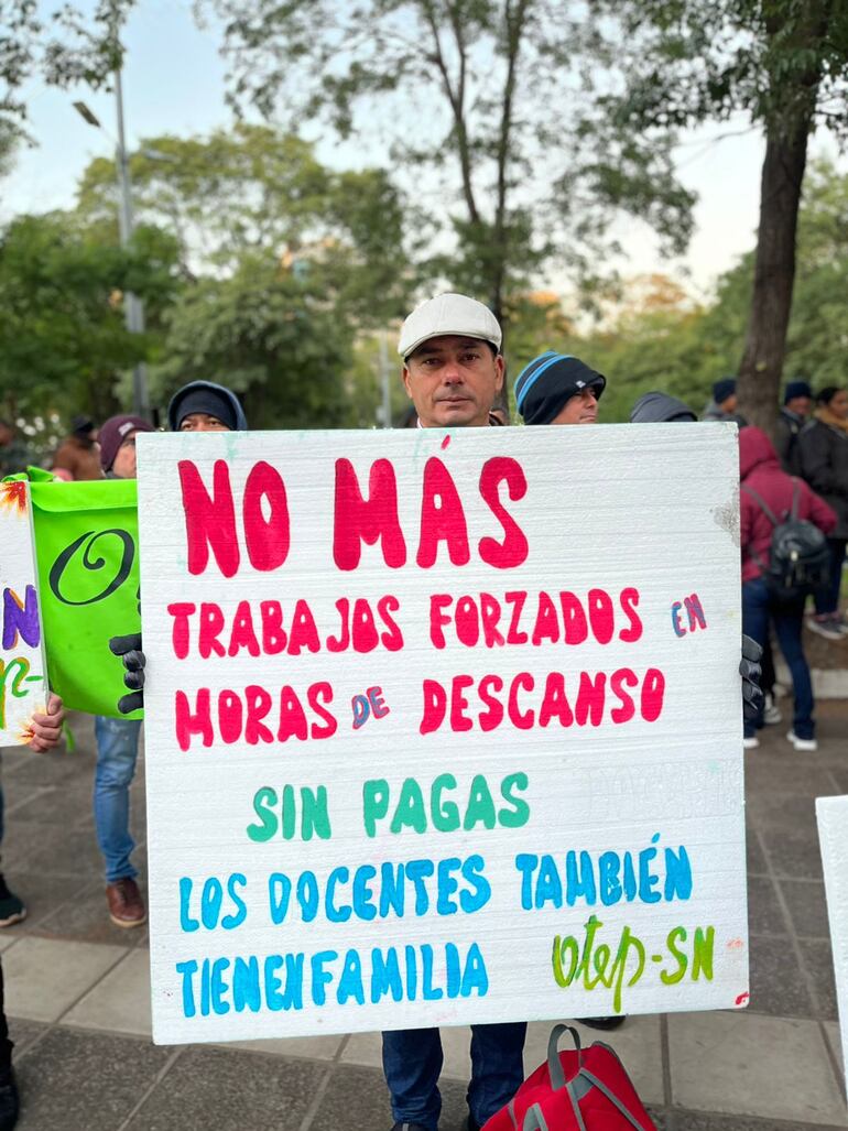Docentes marchan sobre sobrecarga laboral y para exigir mejoras al plan de educación inclusiva, en la mañana de este viernes 30 de mayo.