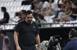 El entrenador de Olimpia, Pablo "Vitamina" Sánchez durante el clásico "blanco y negro" ante Libertad, por la decimoctava ronda del torneo Apertura 2026.
