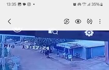 Una cámara de circuito cerrado grabó el momento del asalto a una camioneta en la zona de Calle'i, en San Lorenzo.