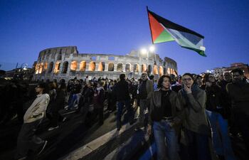 Más de 10.000 personas se manifiestan ante el Coliseo romano en apoyo de la Flotilla Sumud. EFE/EPA/RICCARDO ANTIMIANI