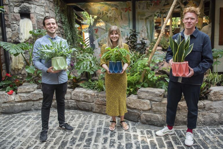 Dos ingenieros escoceses han creado la primera maceta plana, plegable y con riego automático del mundo que es capaz de guardar el agua hasta tres semanas y que es hasta 100 veces más eficiente en carbono que las macetas tradicionales. 