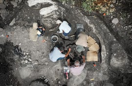 Imagen difundida por el Ministerio de Cultura de Costa Rica que muestra a arqueólogos del Museo Nacional de Costa Rica participando en la excavación y recuperación de restos fósiles de un mastodonte gigante (Cuvieronius) y un perezoso terrestre gigante (Eremotherium), especies de megafauna del Pleistoceno, en la provincia de Cartago, Costa Rica, el 4 de febrero de 2026.