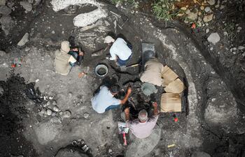 Imagen difundida por el Ministerio de Cultura de Costa Rica que muestra a arqueólogos del Museo Nacional de Costa Rica participando en la excavación y recuperación de restos fósiles de un mastodonte gigante (Cuvieronius) y un perezoso terrestre gigante (Eremotherium), especies de megafauna del Pleistoceno, en la provincia de Cartago, Costa Rica, el 4 de febrero de 2026.