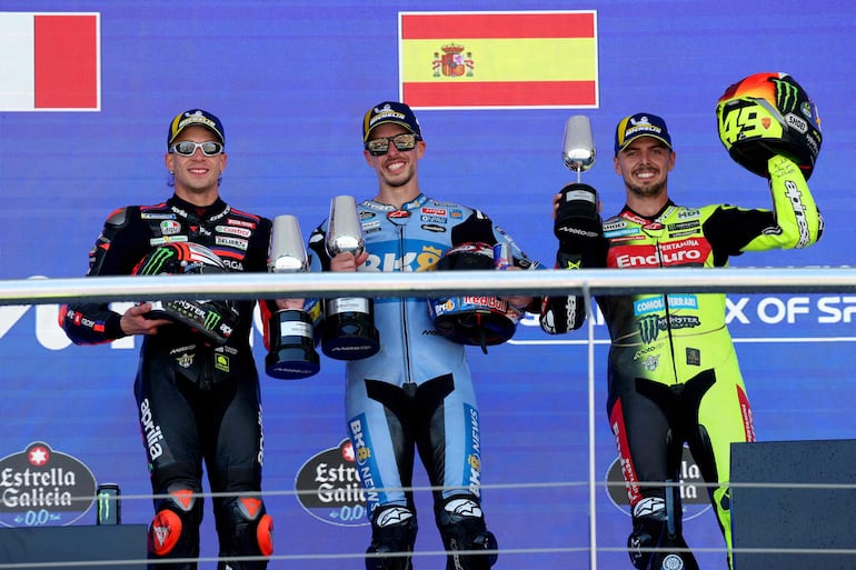 Alex Márquez (centro), Marco Bezzecchi (izquierda) y Fabio Di Giannantonio (derecha) celebran en el podio.