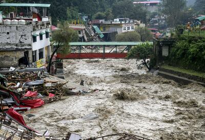 Edificios dañados a orillas del río Tamsa, luego de fuertes lluvias en la región de Dehradun, en el estado indio de Uttarakhand.