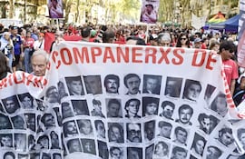 Una multitud sale a las calles en Argentina para conmemorar 50 aniversario de la dictadura.