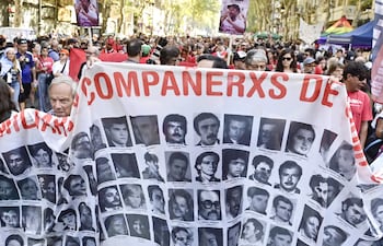 Imagen de archivo: personas sostienen un cartel durante una manifestación por el Día Nacional de la Memoria por la Verdad y la Justicia para recordar y reclamar por las víctimas de la última dictadura cívico-militar, iniciada hace 50 años, este martes en Buenos Aires (Argentina).