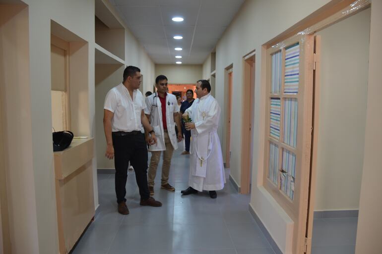 La bendición del edificio reparado contó con la presencias de autoridades sanitarias de Caazapá.