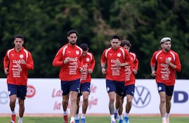Seis de los siete jugadores presentados en el primer día de actividad de la selección paraguaya, con miras al Mundial 2026: Alex Arce, Gabriel Ávalos, Juan Cáceres, Gustavo Caballero, Matías Galarza y Julio Enciso. (Foto: @Albirroja)