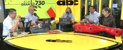 La guitarrista paraguaya, Berta Rojas, en la mesa del programa A la Gran 730.