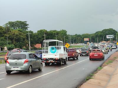 Larga fila de vehículos durante el primer día del año antes del peaje de Ypacaraí.