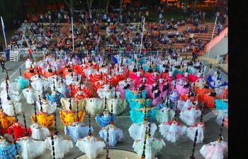 Encuentro Nacional de Botelleras y el espectáculos de drones en el cierre de la Feria de Libro Caaguazú Lee 2025.