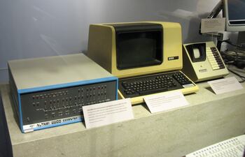 Mountain View, CA. El Museo de Historia de la Computación alberga una de las mayores colecciones de artefactos informáticos del mundo. A la izquierda se observa el ordenador Altair 8800.