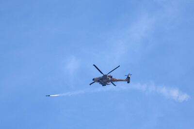 Un helicóptero israelí dispara un misil hacia territorio palestino, este lunes.