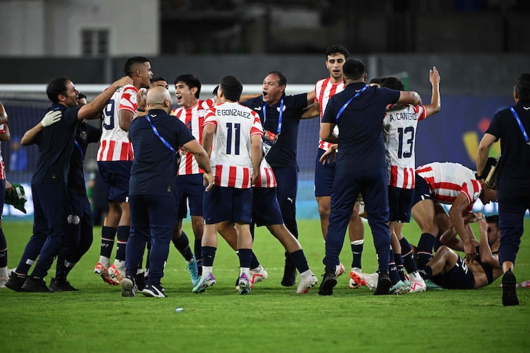 Los jugadores de Paraguay celebran la clasificación a Los Juegos Olímpicos París 2024 y la consagración de campeón del Preolímpico 2024 en el estadio Nacional Brígido Iriarte, en Caracas, Venezuela.