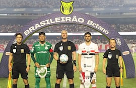 Gustavo Gómez y Jonathan Calleri, capitanes del Palmeiras y del Sao Paulo, posan con la terna arbitral antes de comenzar el derbi paulista. (Foto gentileza de Palmeiras).