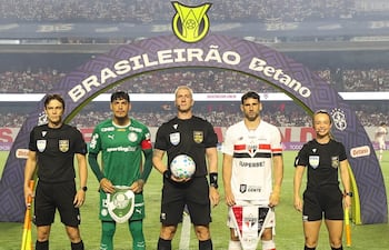 Gustavo Gómez y Jonathan Calleri, capitanes del Palmeiras y del Sao Paulo, posan con la terna arbitral antes de comenzar el derbi paulista. (Foto gentileza de Palmeiras).