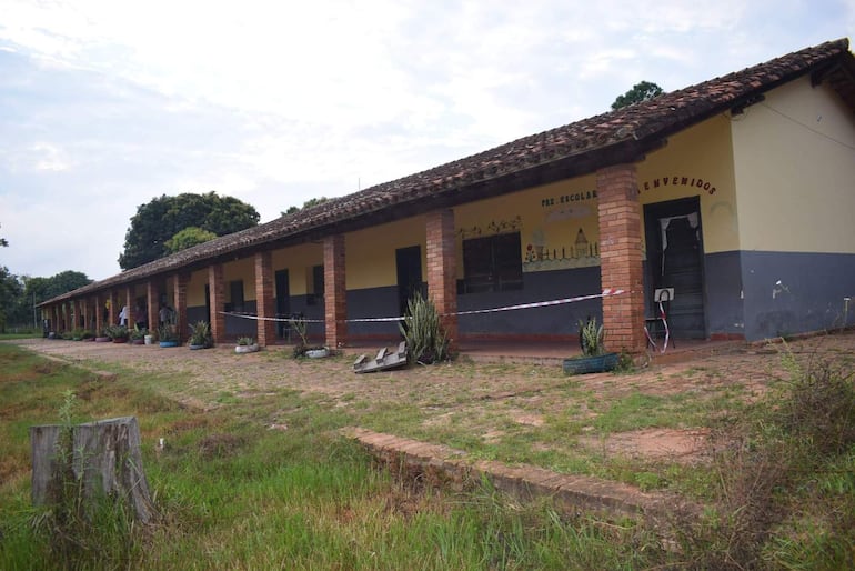Carapeguá: MEC aún no mejora escuela con pabellón en peligro de derrumbe