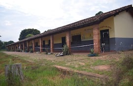 En Carapeguá, la Escuela Básica “Prof. Melania Zarza de Ramírez” continúa sin intervención, pese a que un pabellón con aulas se encuentra en riesgo de derrumbe.