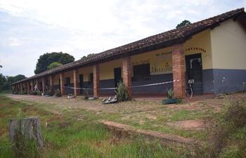 En Carapeguá, la Escuela Básica “Prof. Melania Zarza de Ramírez” continúa sin intervención, pese a que un pabellón con aulas se encuentra en riesgo de derrumbe.