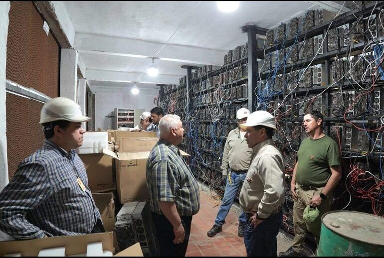 La comitiva interviniente, acompañado por el presidente de la Ande, Ing. Félix Sosa, retiró todos los elementos electrónicos encontrados en el lugar