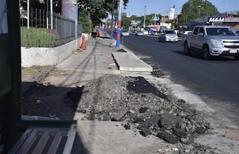 Trabajo de recapado de Eusebio Ayala dejó escombros en las veredas.