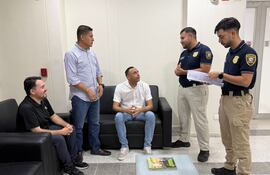 Bruno Rodrigo Denis Rodas (sentado, de negro) y Jorge Antonio Pedrozo Amarilla (sentado, de blanco). En medio de ellos, el teniente coronel Hugo Guzmán, del Gaula de Colombia. También aparecen los policías paraguayos Erwin Cáceres y Francisco Cristaldo. Fue tras la liberación.