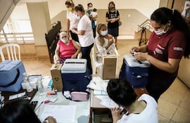 La vacuna contra el coronavirus ya está disponible, y desde el PAI piden a la población acercarse a los vacunatorios. EFE/Nathalia Aguilar